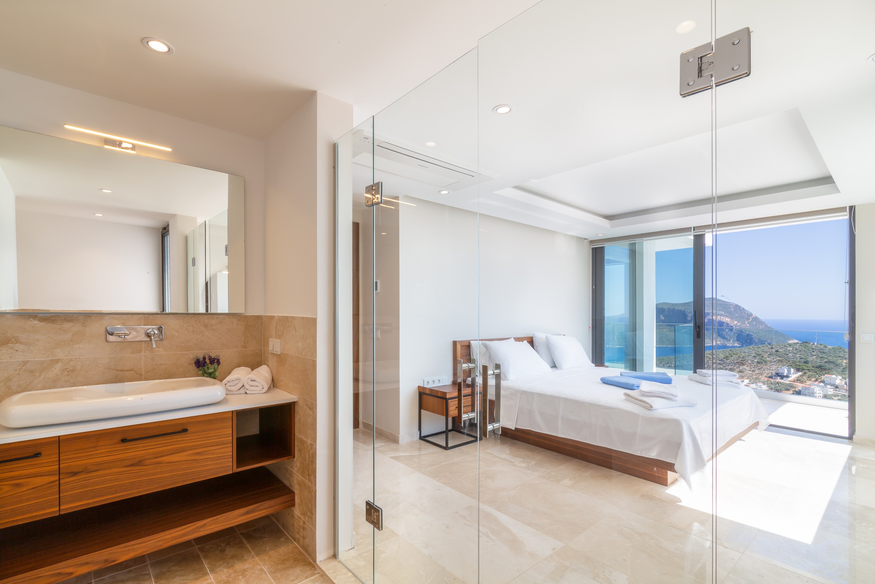 3 modern en-suite bedroom 701